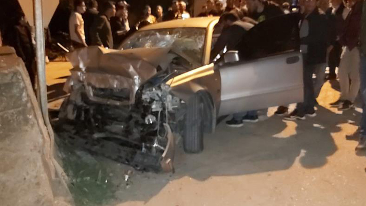 Bursa'da kontrolden çıkan otomobil beton duvara çarptı: 4 yaralı