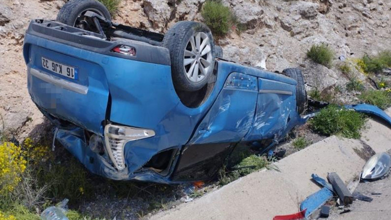 Sivas'ta otomobil takla attı: 2’si çocuk kişi 3 yaralı