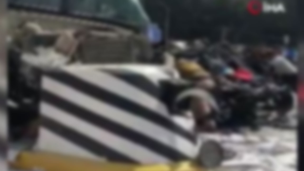 Kamyon ile minibüs çarpıştı! Feci kazada 26 kişi öldü