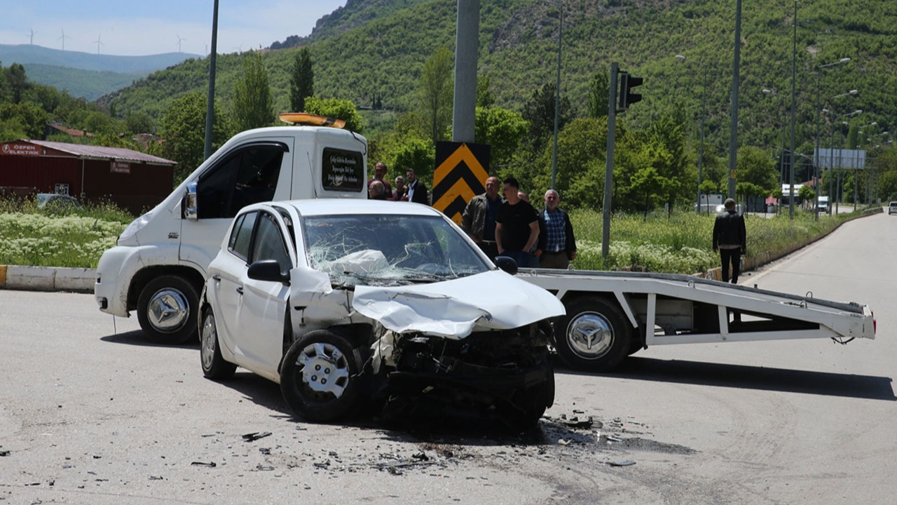 Tokat'ta kamyonet ile otomobil çarpıştı: 7 kişi yaralandı!