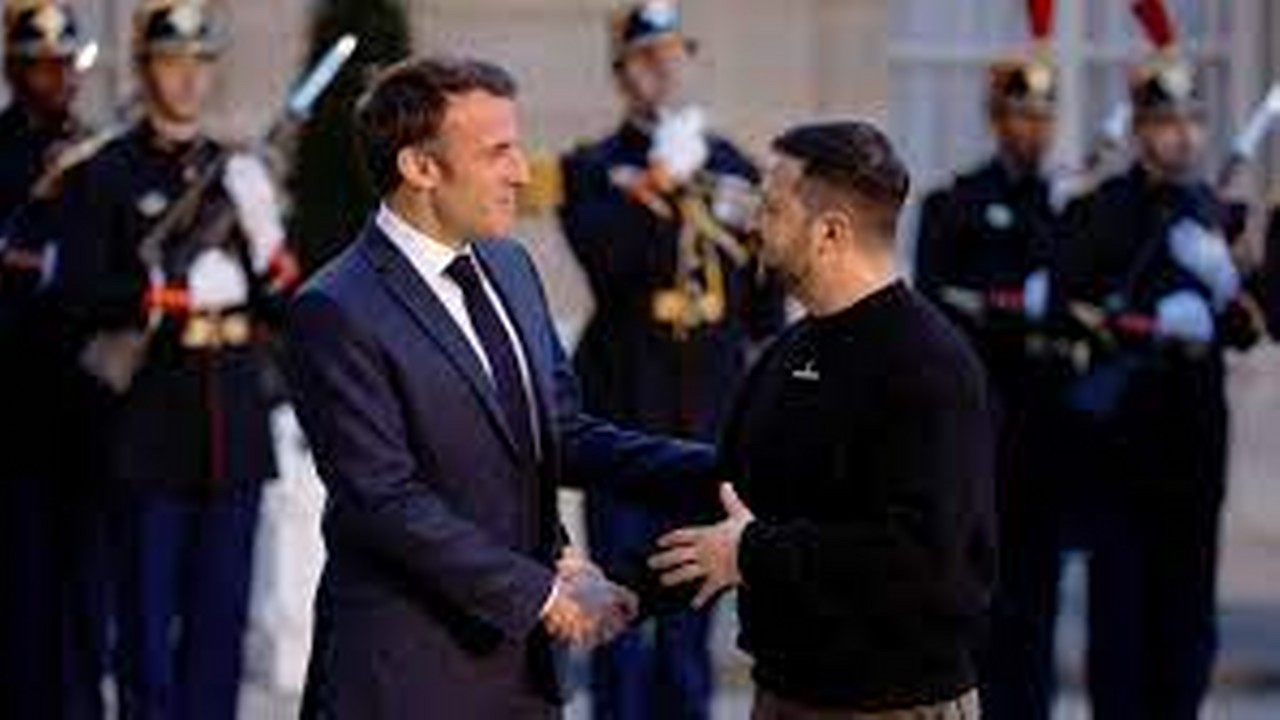 Macron ve Zelenskiy Paris'te bir araya geldi
