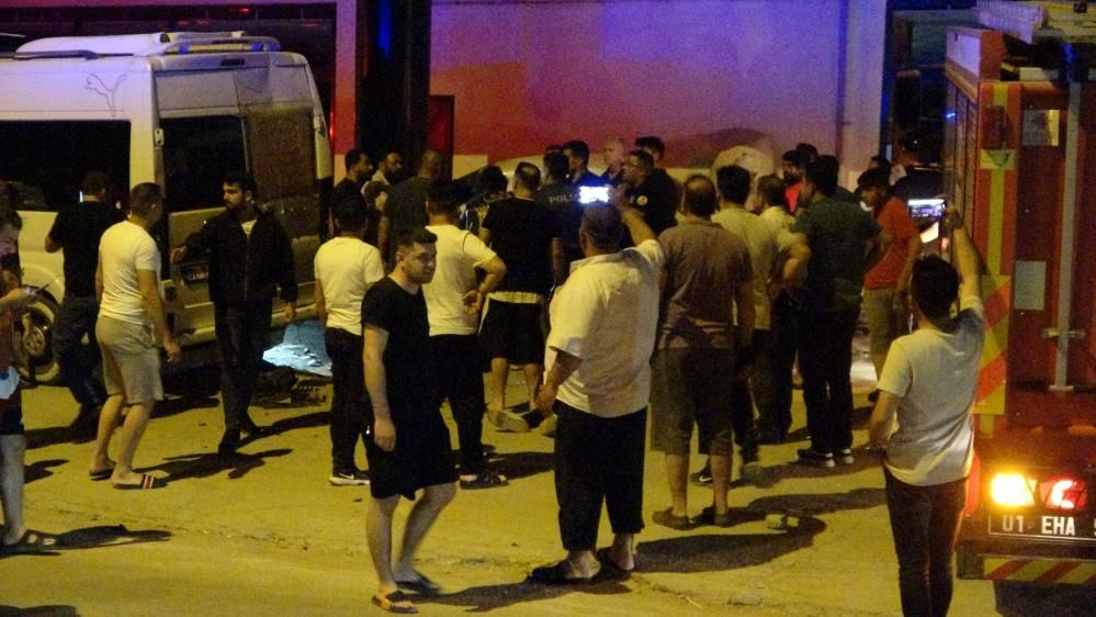 Adana'da korkunç kaza! Market duvarına daldı ortalık savaş alınana döndü: Tehlikeye aldırmadan böyle izlediler!