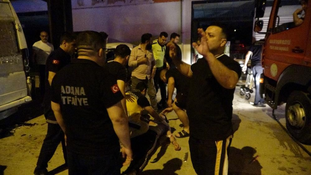 Adana'da korkunç kaza! Market duvarına daldı ortalık savaş alınana döndü: Tehlikeye aldırmadan böyle izlediler!