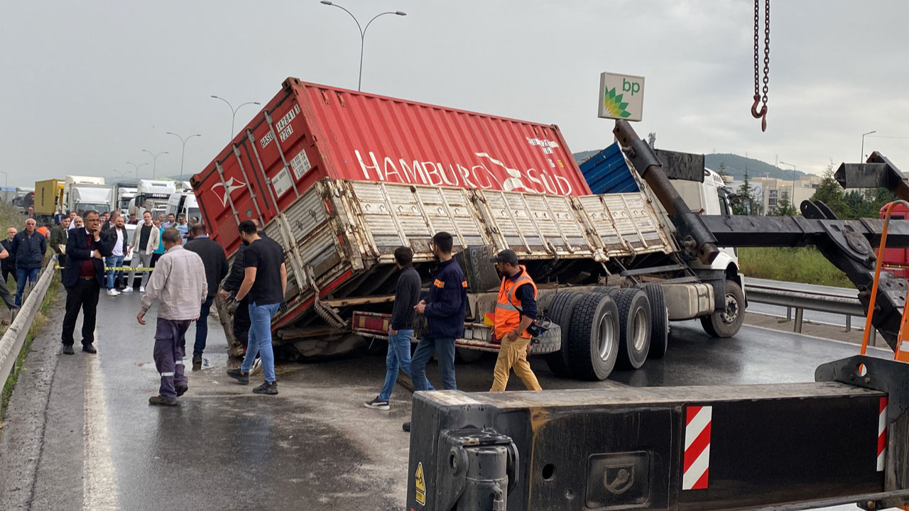 Kocaeli'deki trafik kazası Anadolu Otoyolu'nda ulaşımı aksattı