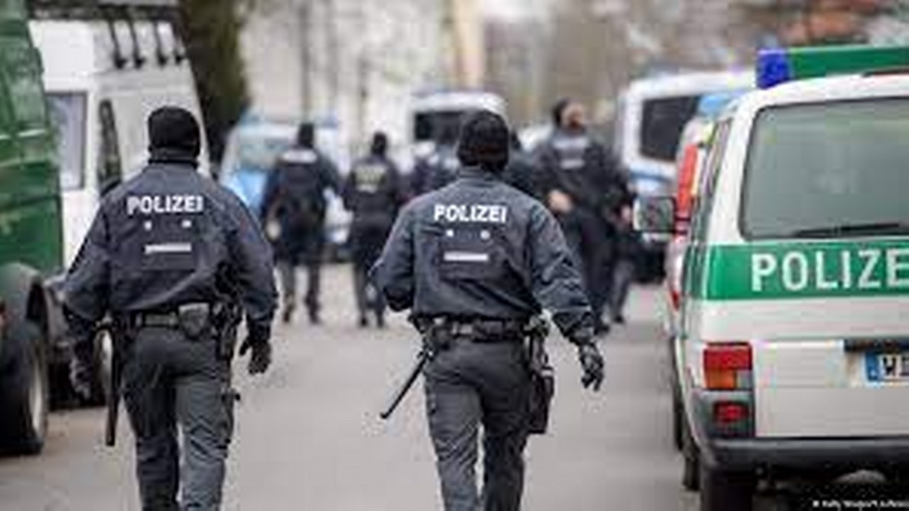 Alman polisi, Sabah Avrupa gazetesinin ofisini bastı, iki gazeteciyi gözaltına aldı