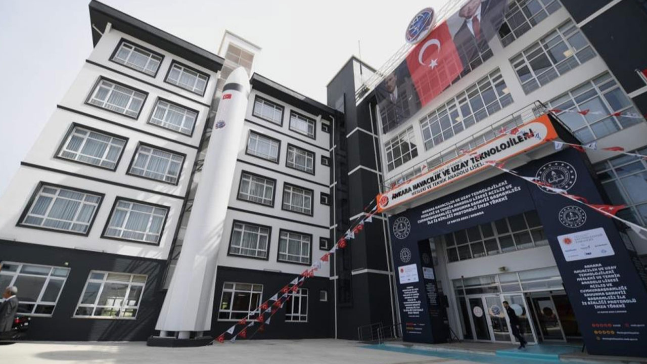Türkiye’nin ilk uzay ve havacılık lisesine Özdemir Bayraktar’ın adı verilecek