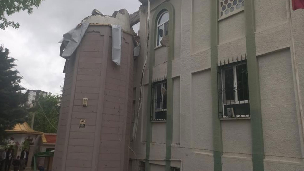 Ankara'da büyük panik! Fırtına caminin minaresini yıktı ev ve otomobiller...