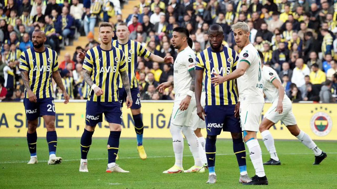 Fenerbahçe'de Trabzonspor derbisi öncesi sakatlık şoku! Yıldız futbolcu kadrodan çıkarıldı
