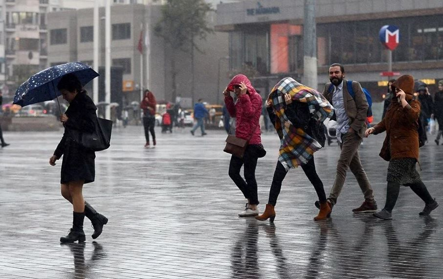 Gök delinmiş gibi yağıyor! İstanbul ve 19 il için Meteoroloji alarm verdi