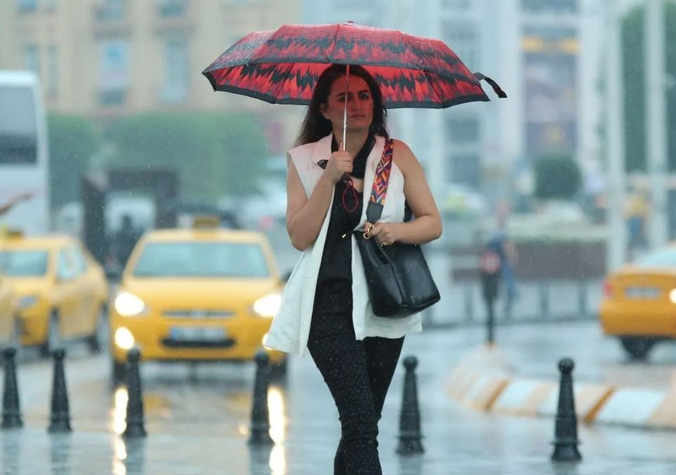 Gök delinmiş gibi yağıyor! İstanbul ve 19 il için Meteoroloji alarm verdi