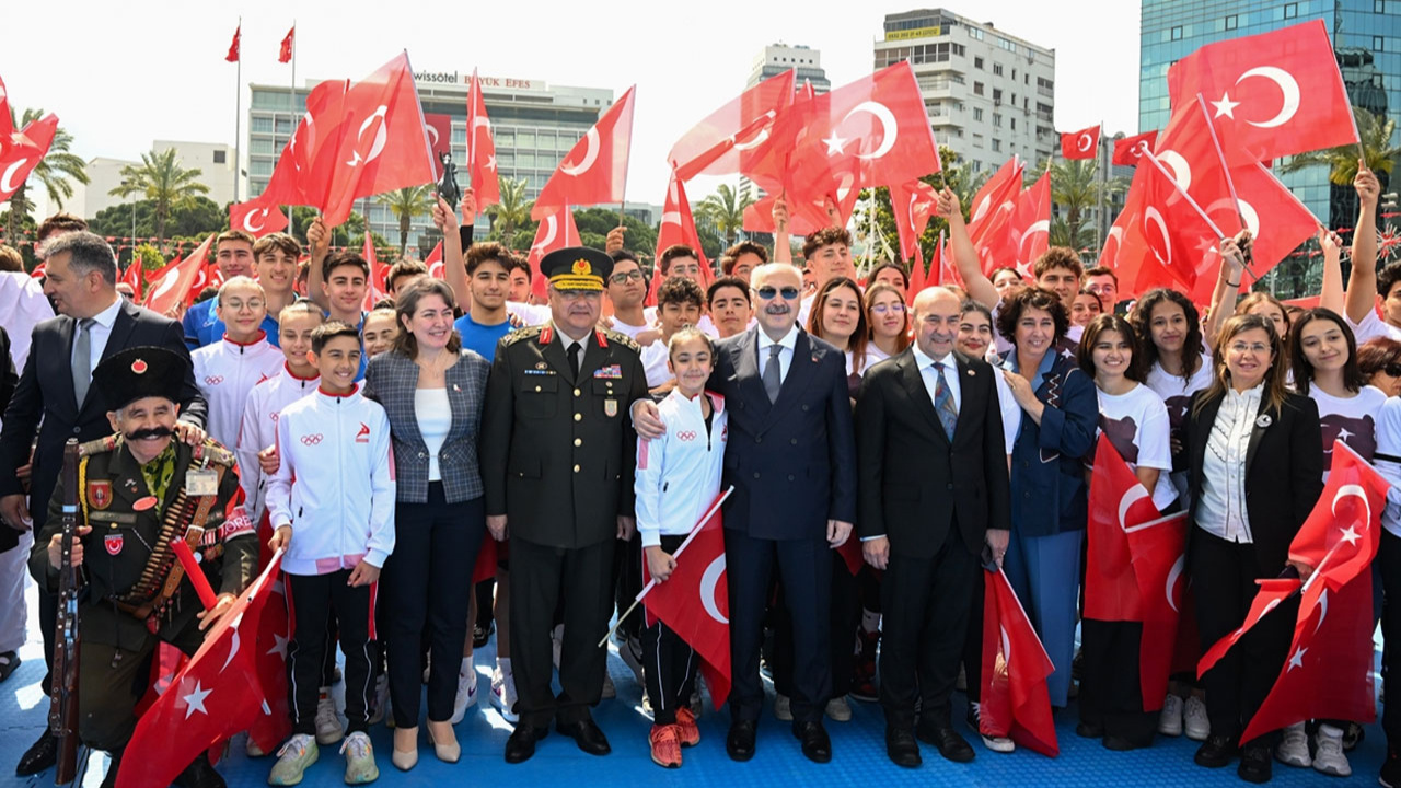 İzmir'de 19 Mayıs Atatürk'ü Anma Gençlik ve Spor Bayramı Kutlandı