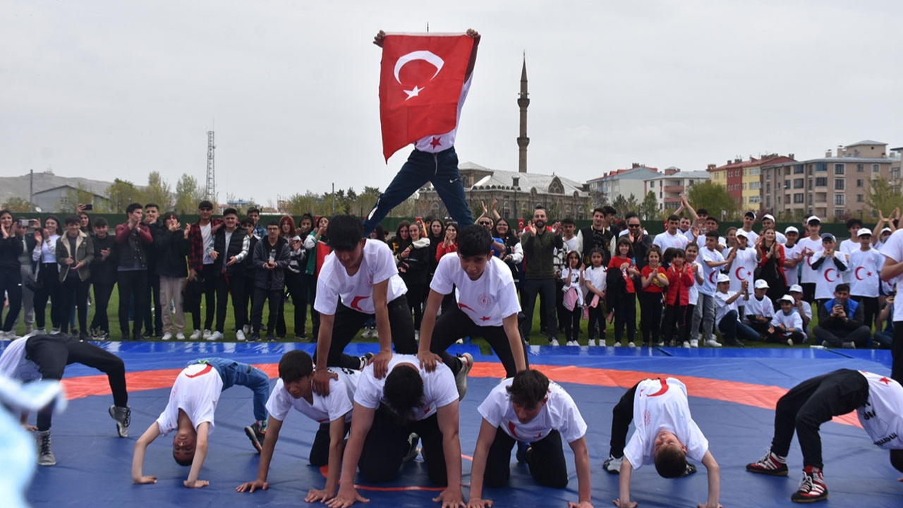 Kars'ta 19 Mayıs Atatürk'ü Anma, Gençlik ve Spor Bayramı kutlanıyor