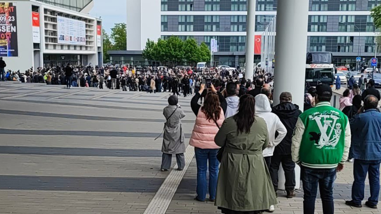 Almanya’da seçime yoğun ilgi! Kalabalık izdiham yarattı: Uzun kuyruğun ucu bucağı yok!