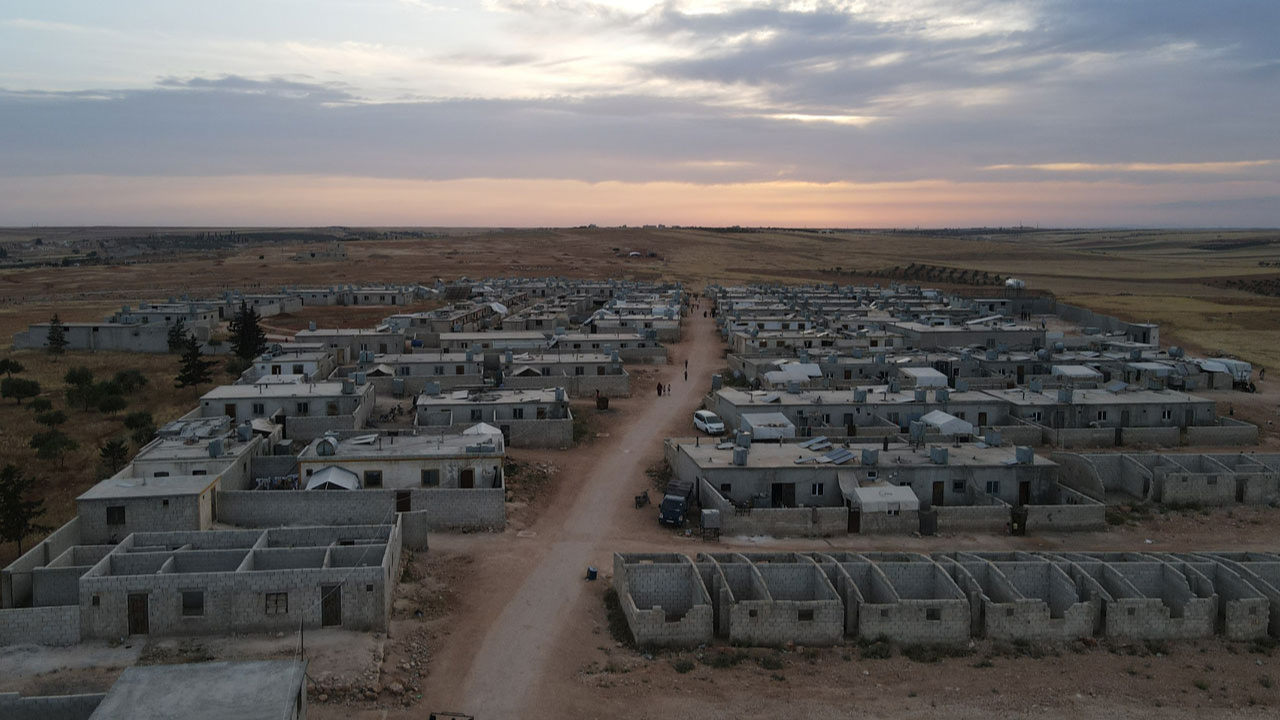 Suriyelilerin dönüşü için yapılan briket evlerin inşaatı devam ediyor