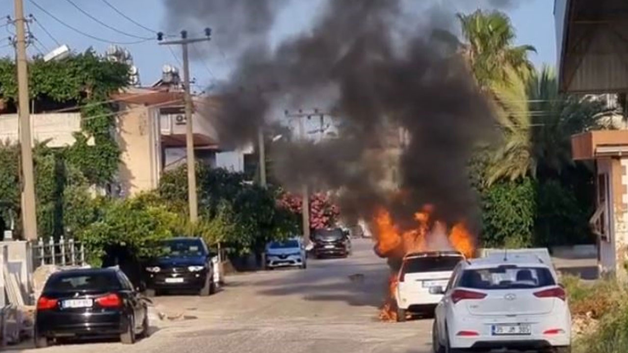 Antalya'da park halindeki otomobil alev alev yandı!