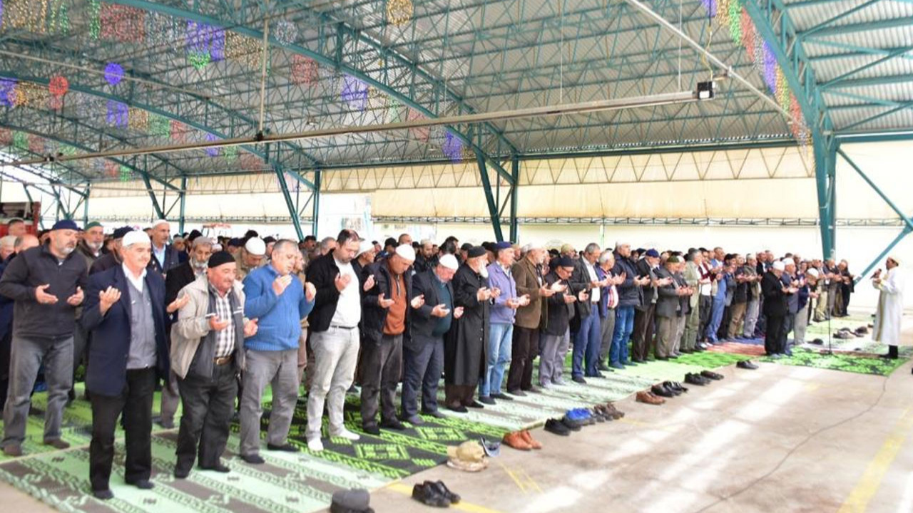 Eskişehir'de binlerce kişi yağmur duası için toplandı