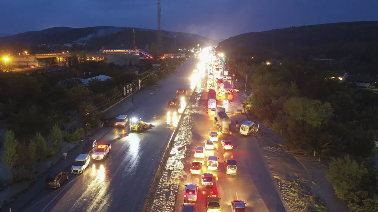 Ankara'da sağanak yağışı sonrası ev ve iş yerlerini su bastı