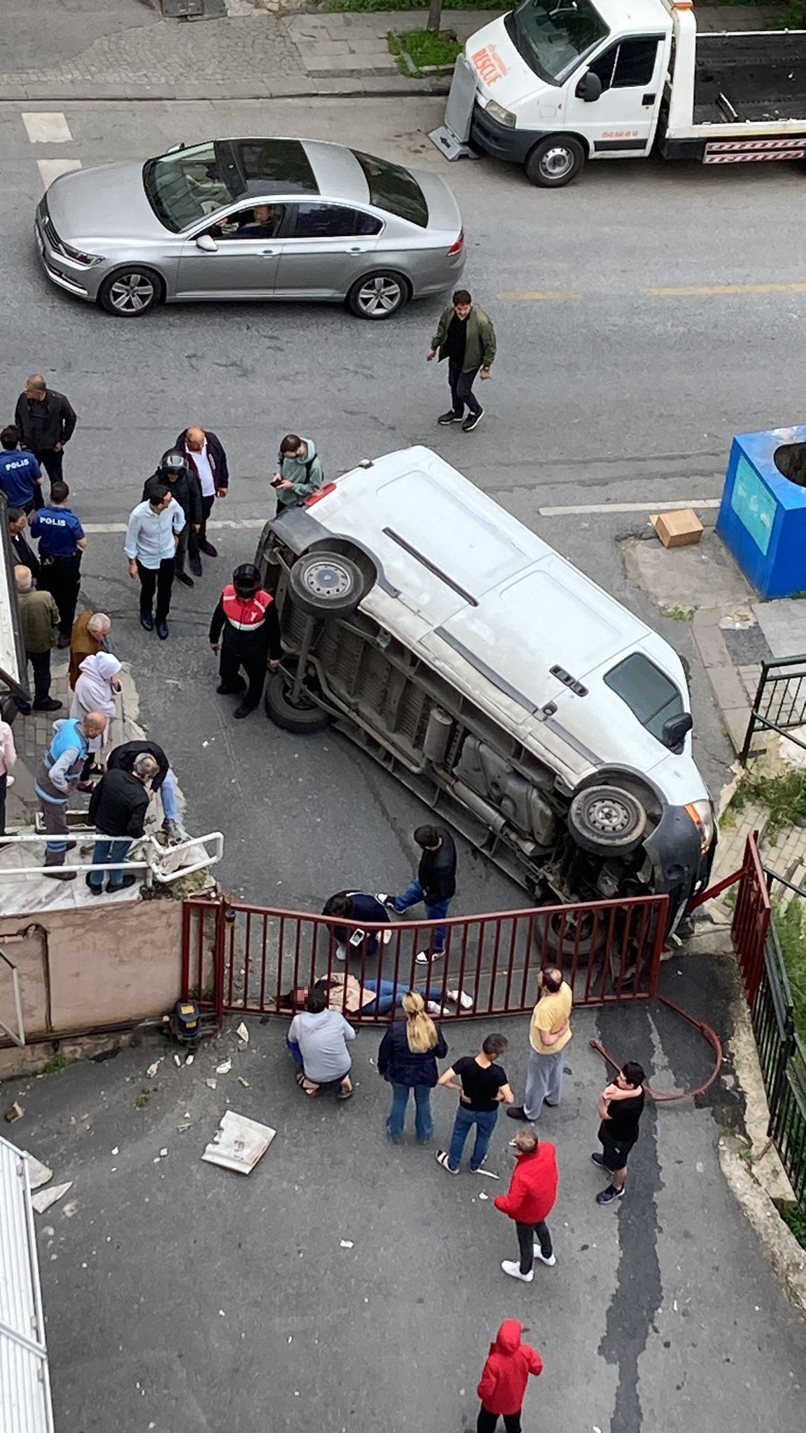 Beşiktaş'ta sürücüsüz minibüs dehşeti! Patlama oldu önce kadına sonra doğal gaz kutusuna...