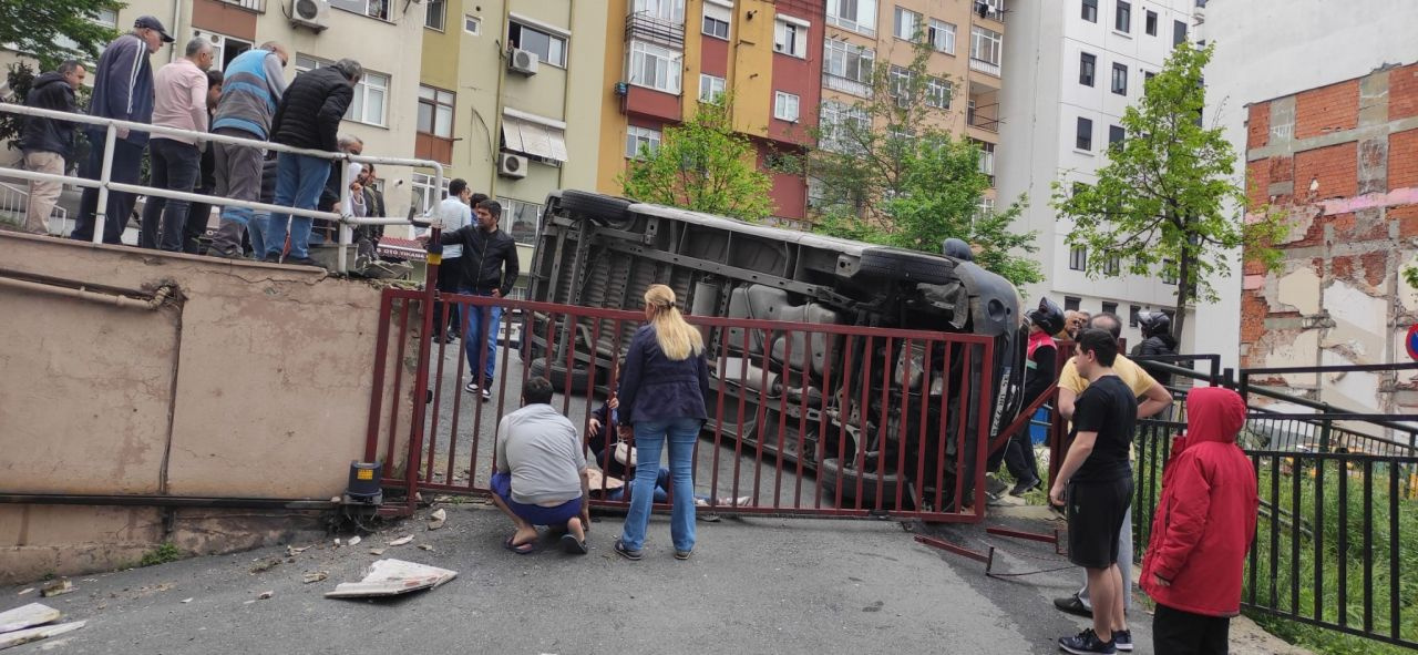 Beşiktaş'ta sürücüsüz minibüs dehşeti! Patlama oldu önce kadına sonra doğal gaz kutusuna...
