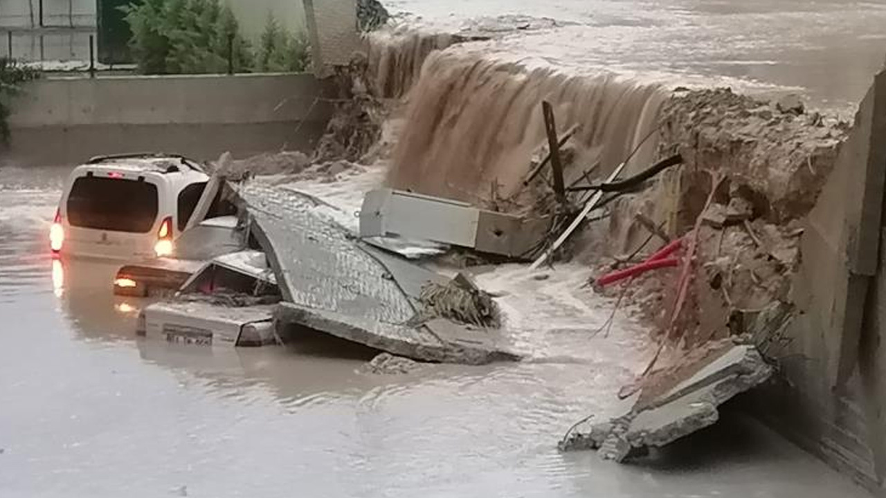 Mersin'de şiddetli yağmur nedeniyle onlarca araç sular içinde kaldı