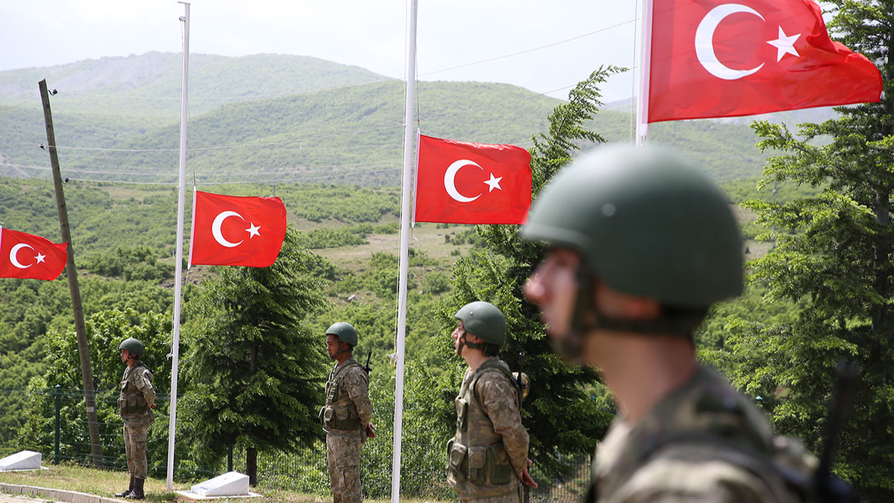 Bingöl'de PKK'nın şehit ettiği silahsız 33 asker anıldı