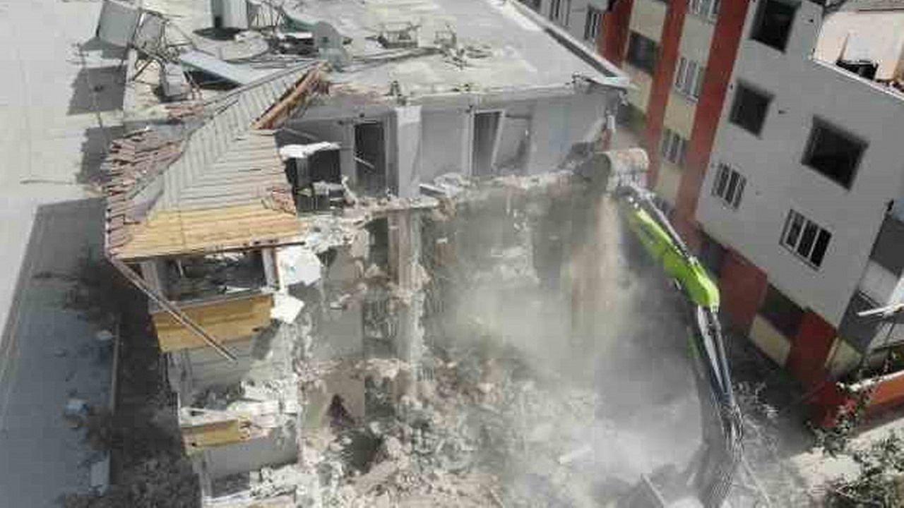 Hatay'da ağır hasarlı binaların yıkım çalışmaları sürdü