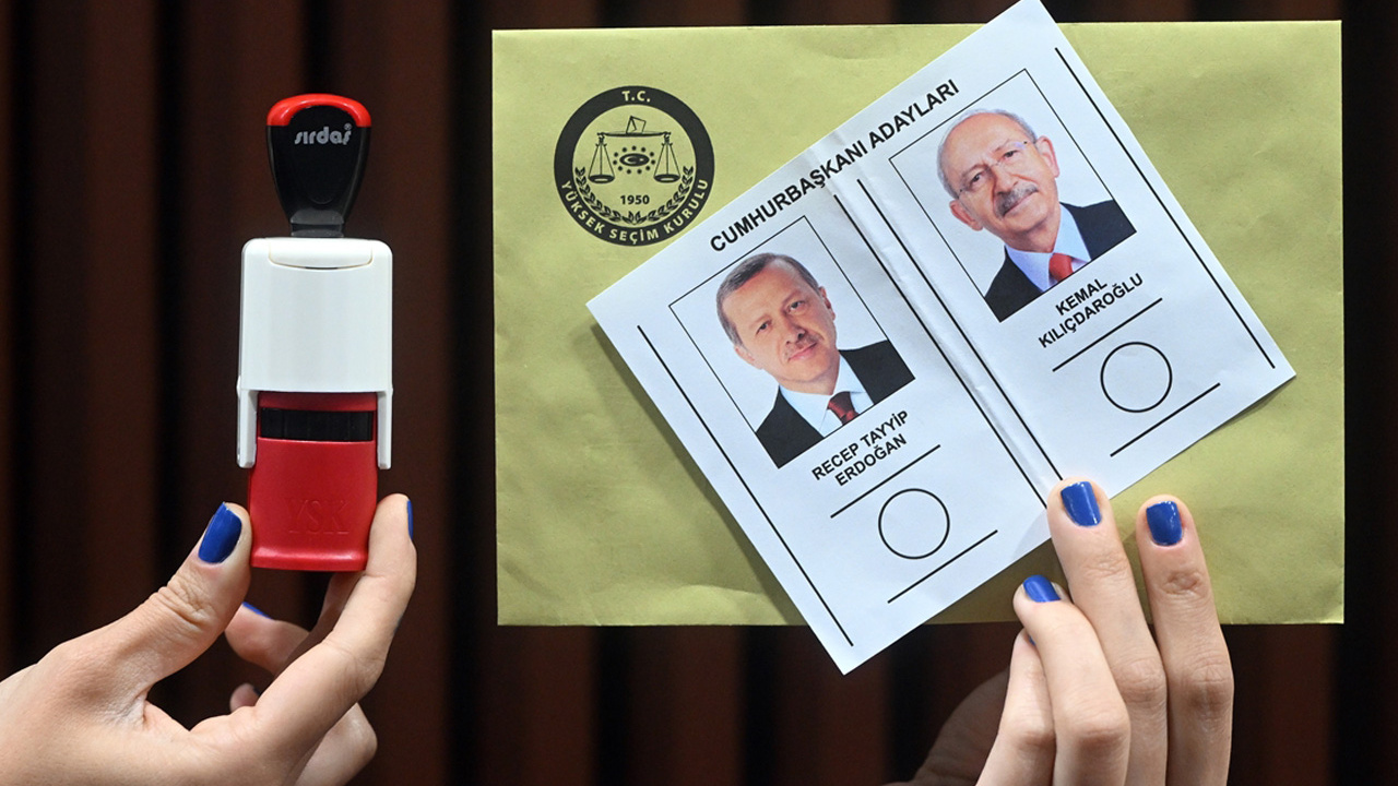 CHP Çınarcık eski İlçe Başkanı sandığa iki zarf attı! O sandıkta oy yakılacak