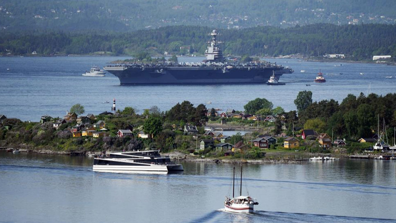 Dünyanın en büyük uçak gemisi Norveç'e demirledi, Rusya tepki gösterdi!