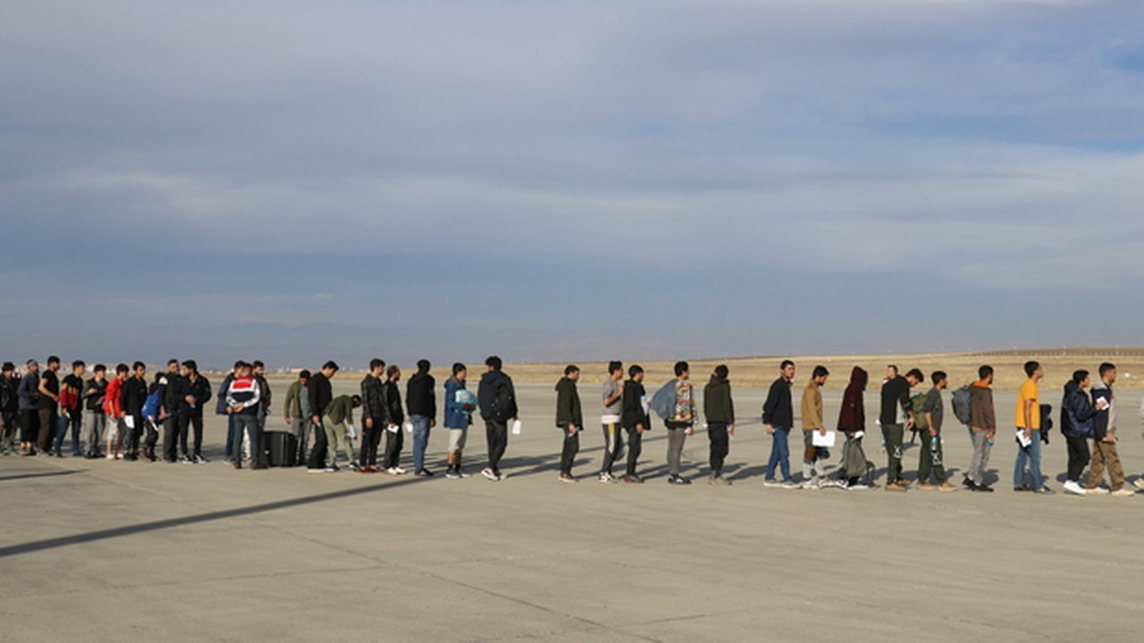 Afganistan uyruklu 136 düzensiz göçmen Ağrı'dan ülkelerine gönderildi