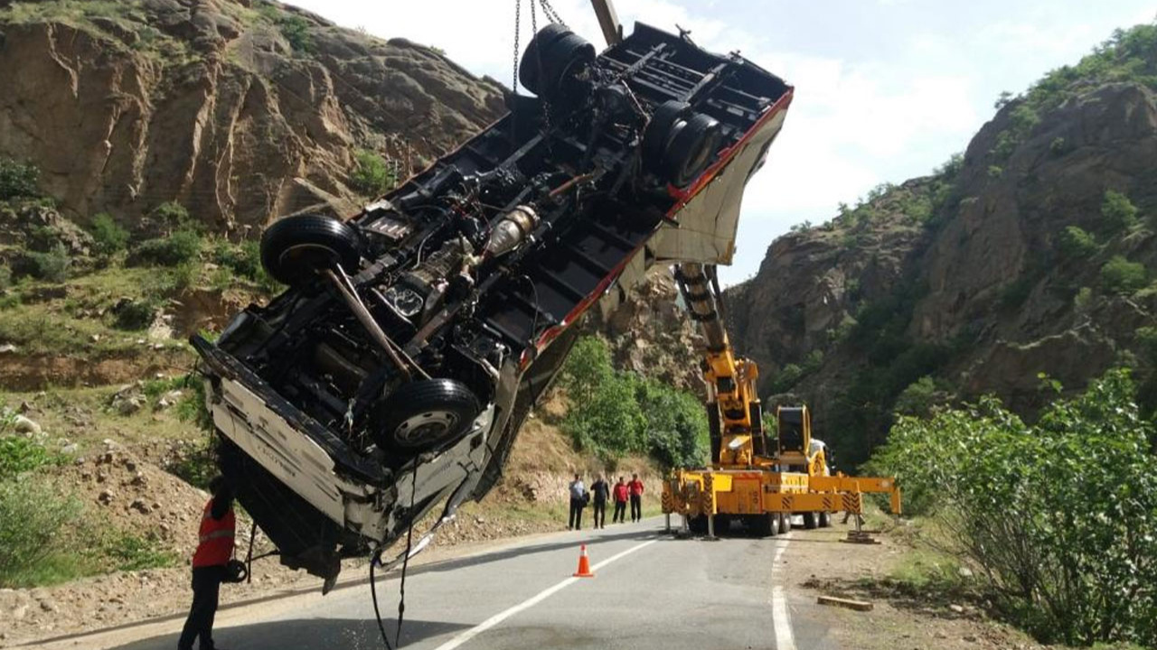 Çoruh nehrine düşen kamyon 3 gün sonra çıkartıldı, kayıp sürücü ise aranıyor!