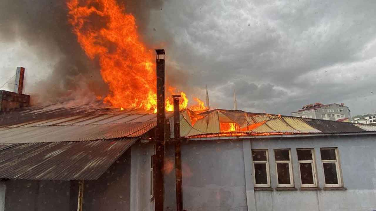 Karlıova’da korkutan yangın! Dumanlar gökyüzünü kapladı