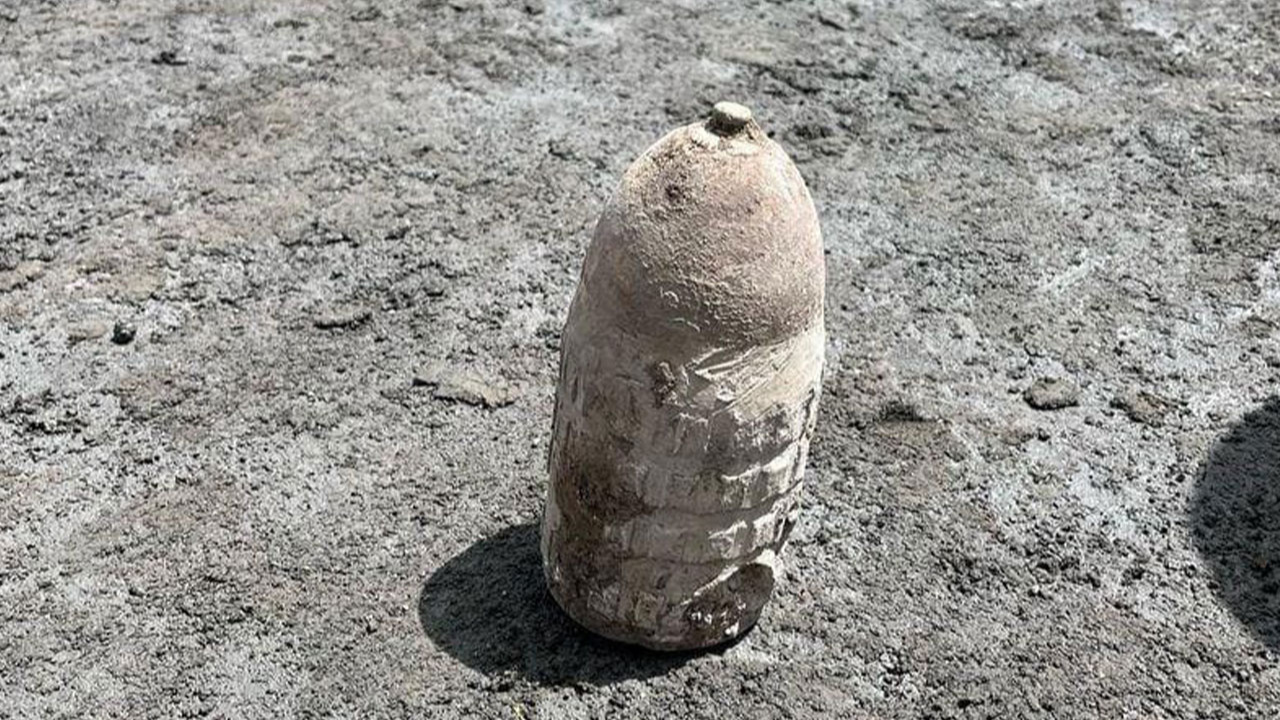 Kars'ta inşaatın temel kazısında top mermisi bulundu