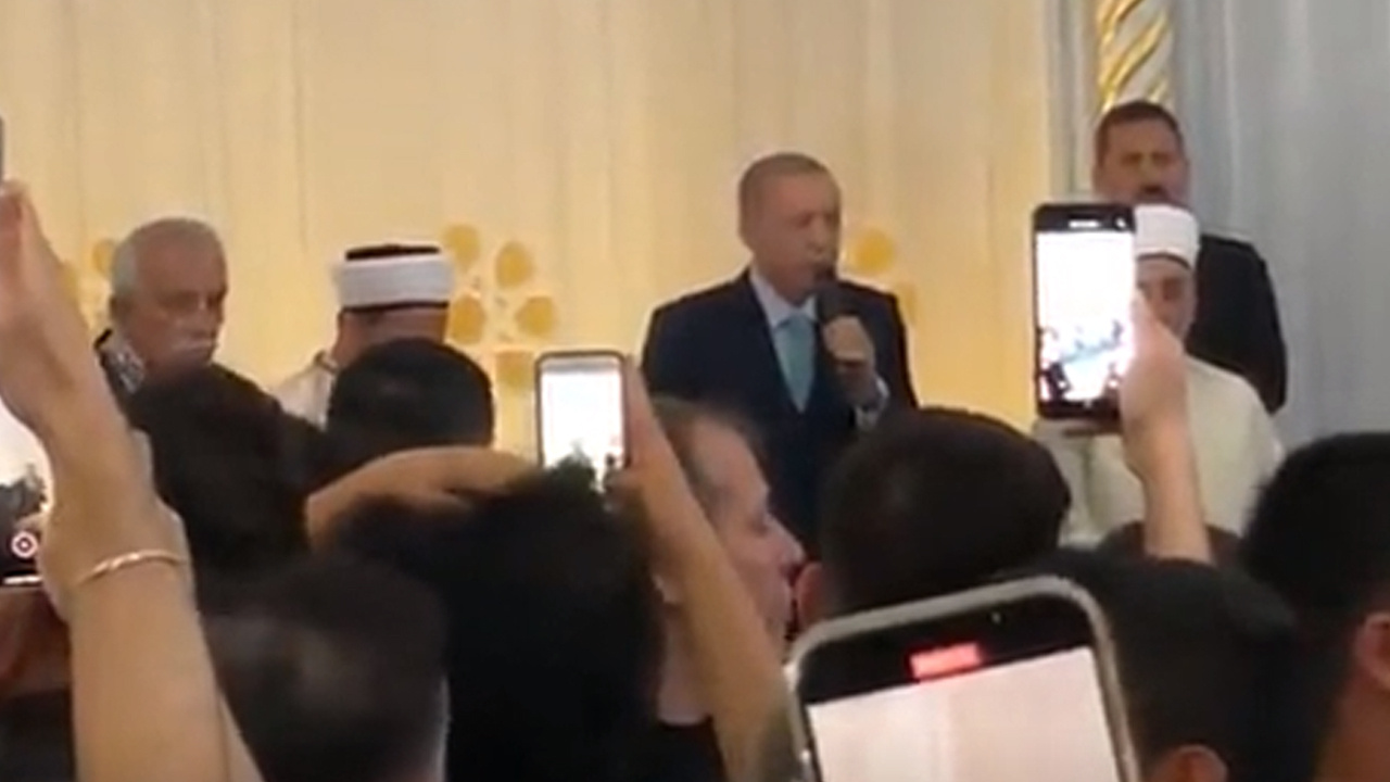 Cumhurbaşkanı Erdoğan camide tekbirlerle karşılandı! Cemaate hitap etti, dua okudu