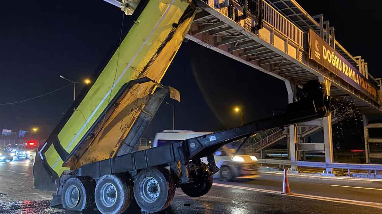 Eyüpsultan’da üst geçide çarpan kamyonun dorsesi ayrıldı