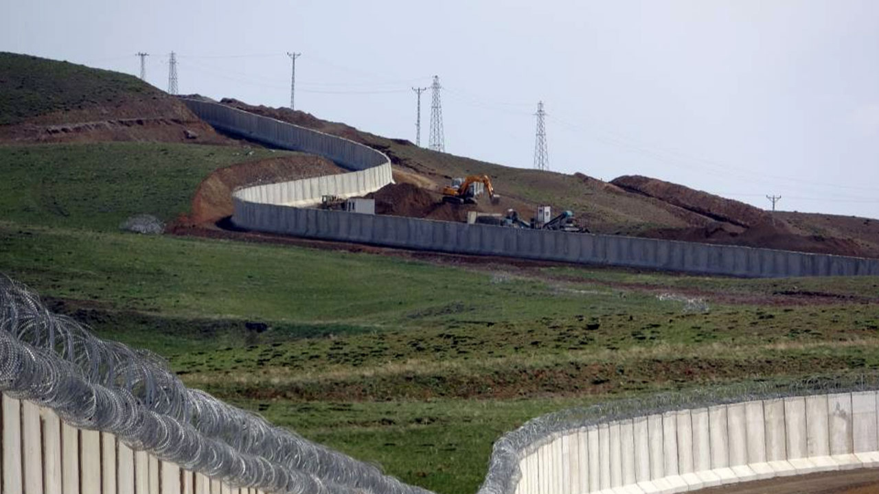 İran sınırına örülen duvarın uzunluğu 100 kilometreyi buldu