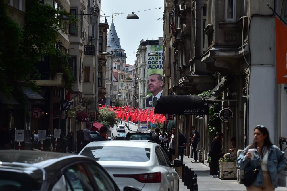 Seçime iki gün kaldı! İstanbul’un cadde ve meydanlarında afiş yarışı devam ediyor!