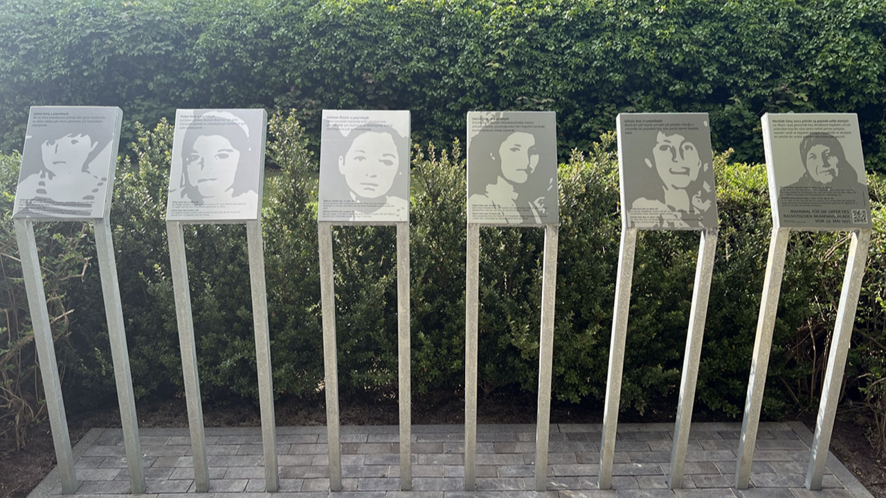 Almanya Solingen'deki ırkçı saldırıda yaşamını yitiren Türkler anılıyor