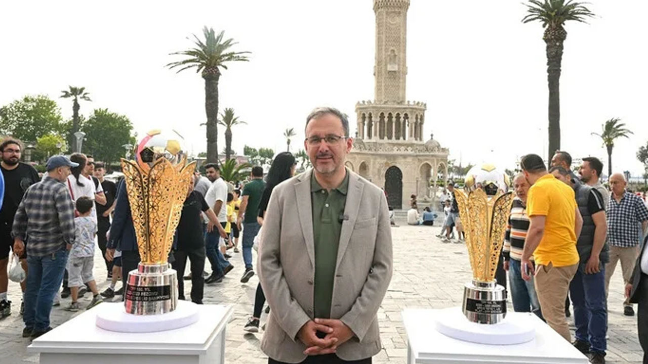 Mehmet Muharrem Kasapoğlu, İzmir'de sergilenen şampiyonluk kupalarını ziyaret etti
