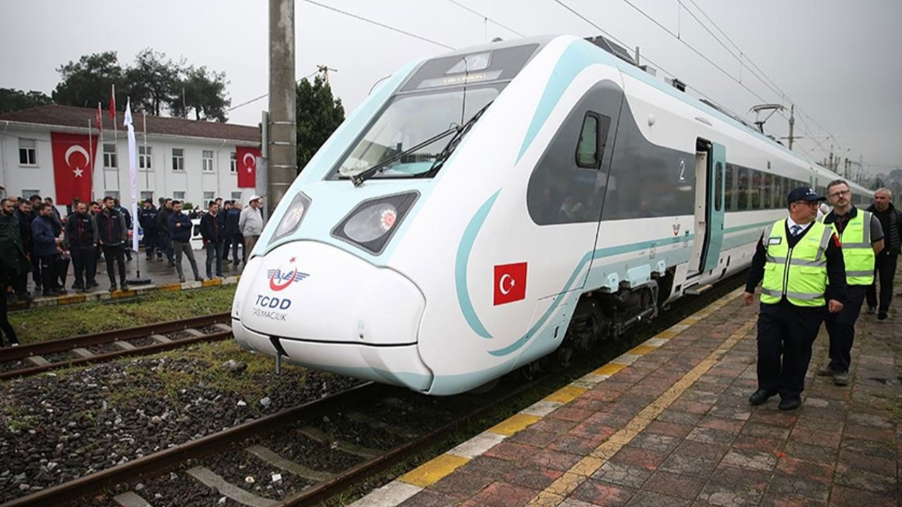 Türkiye'nin milli treni bugün ilk kez yolcu taşımaya başlıyor