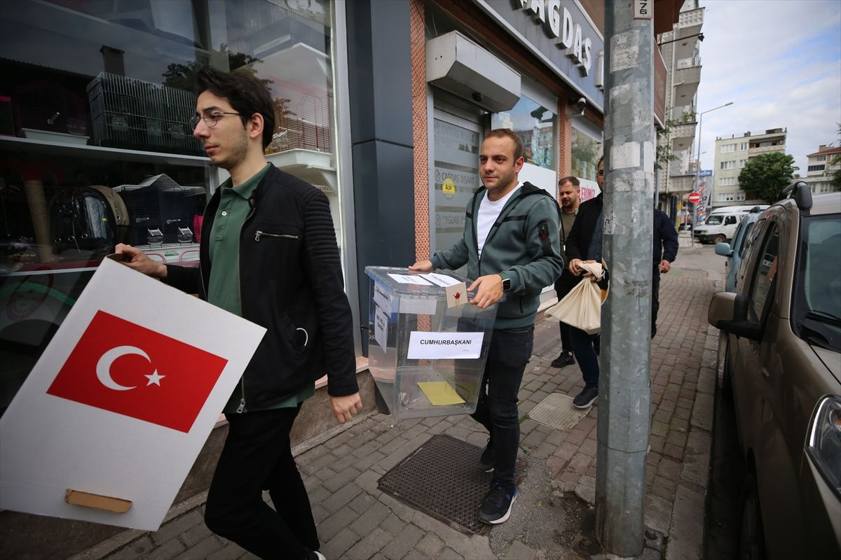 Türkiye seçimini yapıyor! Seyyar sandıklarlar seçmenin ayağına gitti