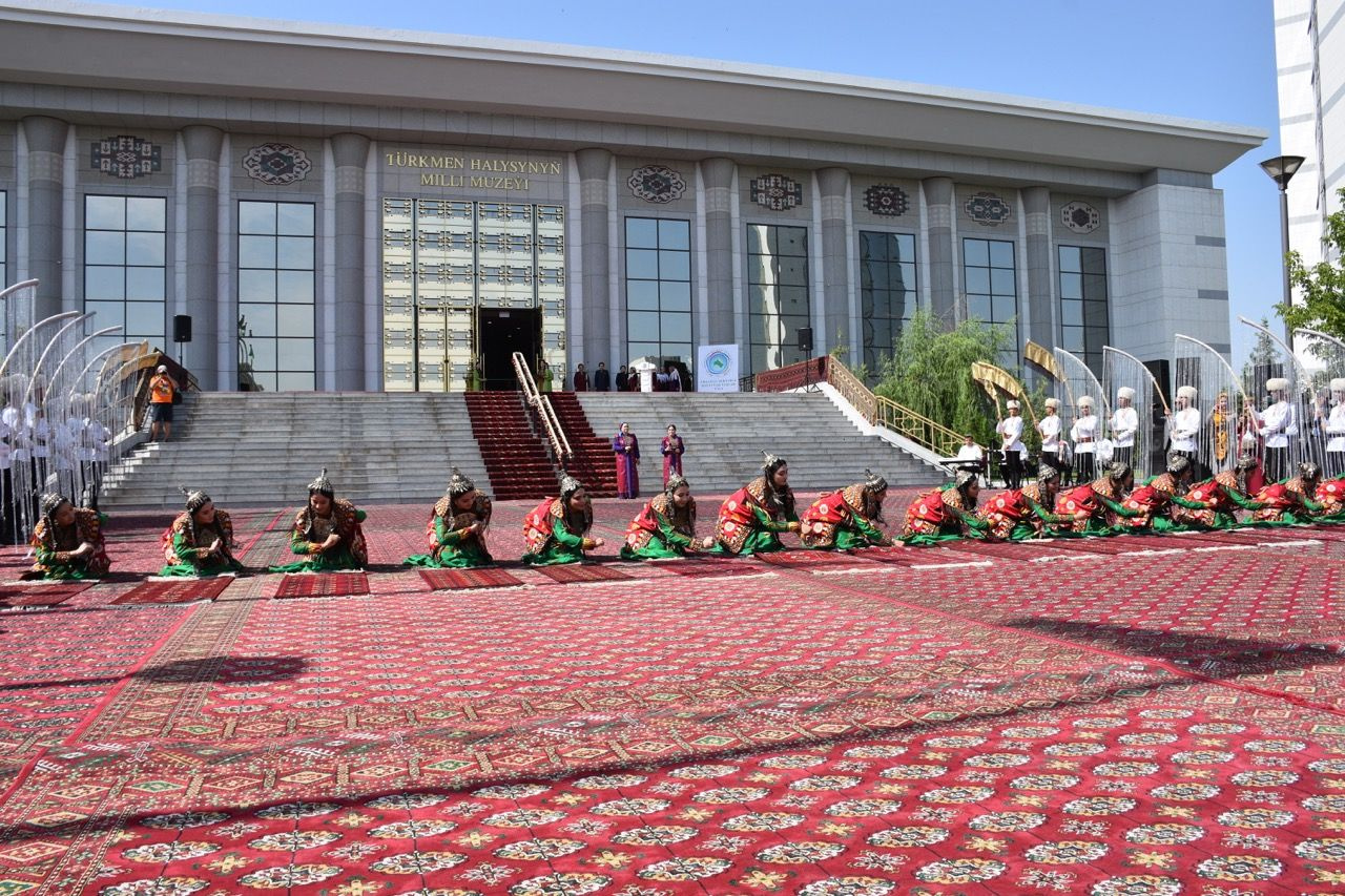 Türkmenistan'da "Halı Bayramı" kutlandı