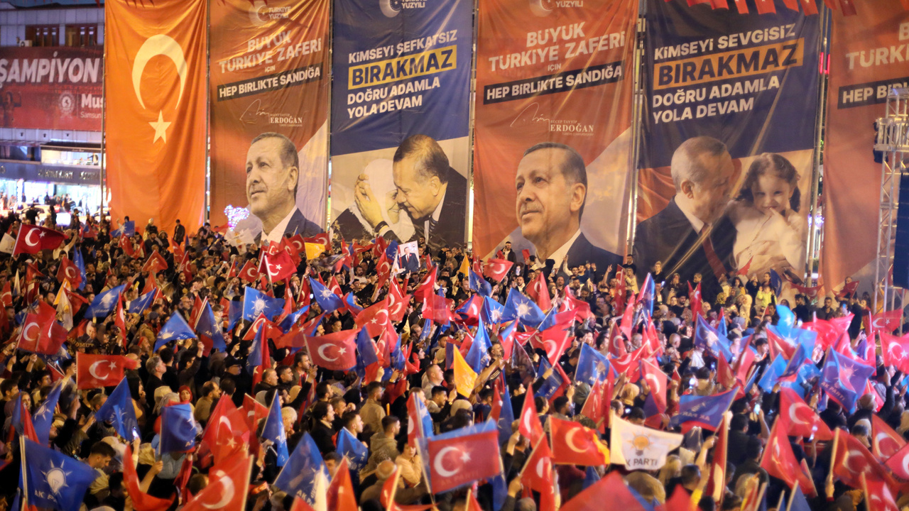 AK Partili seçmen sokağa döküldü: Erdoğan'ın seçim zaferi yurt genelinde kutlanıyor! Renkli görüntüler...