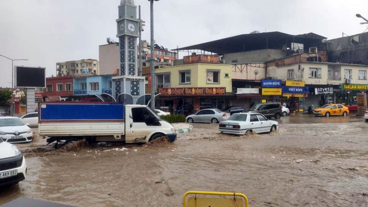 Hatay Kırıkhan'da fırtına ve şiddetli yağış