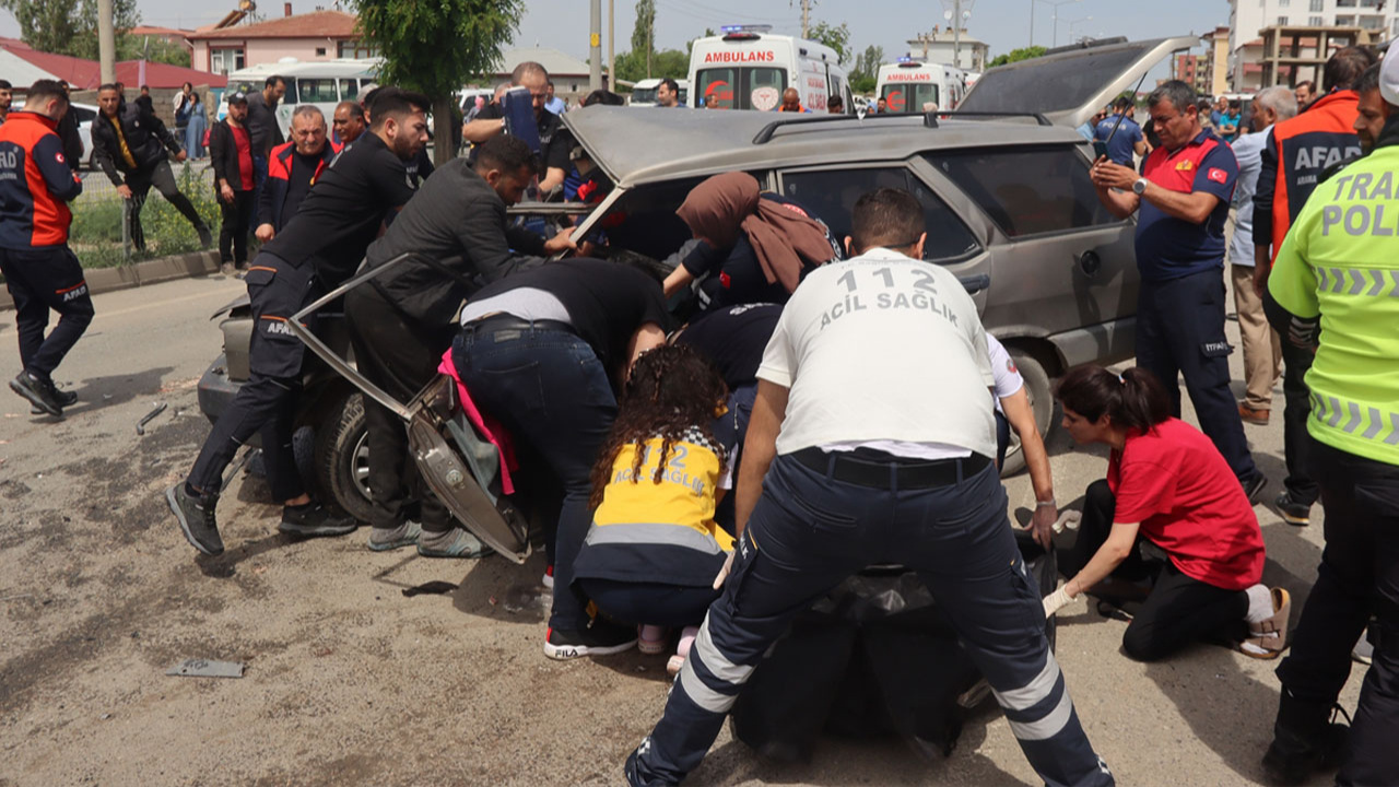 Iğdır'da otomobil ile motosiklet çarpıştı: 3 kişi öldü, 2 kişi yaralandı!