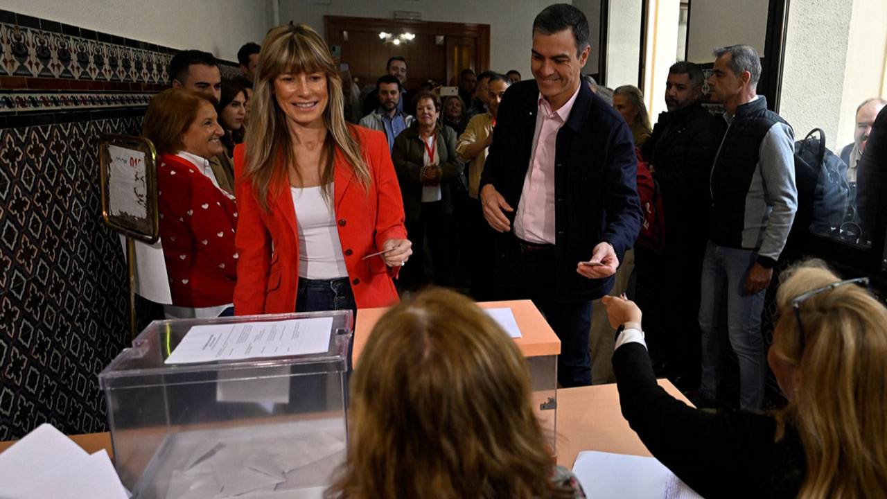 İspanya'da halk yerel seçimler için sandık başına gitti