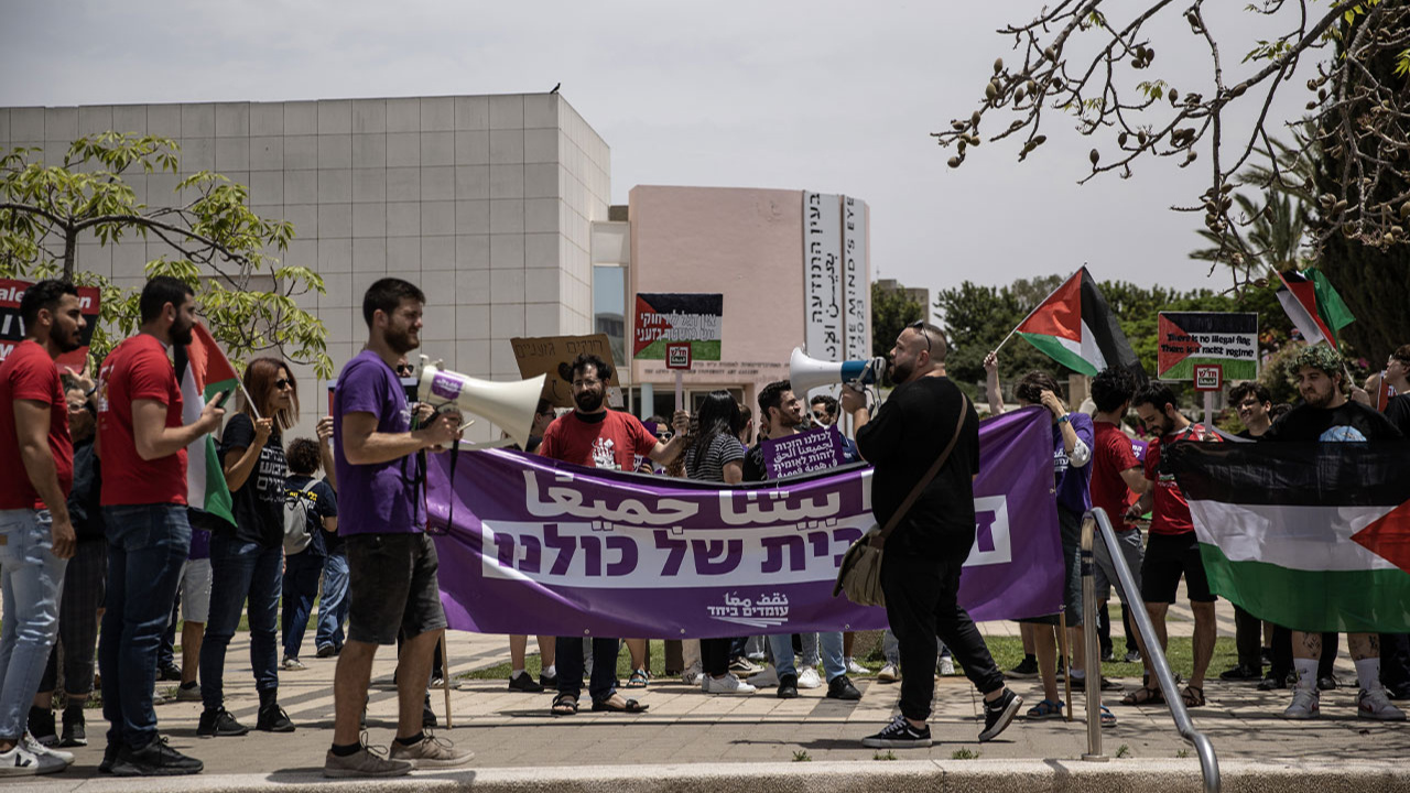 İsrail'de kamu binalarında Filisin bayrağının açılmasını yasaklayan yasa tasarısı protesto edildi