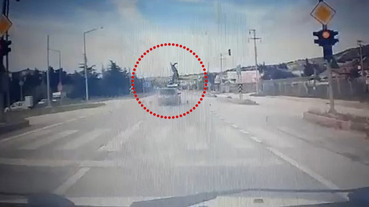 Burdur’da feci motosiklet kazası! Metrelerce havalanan sürücü 6 metre uzağa fırladı, otomobil bu hale geldi!