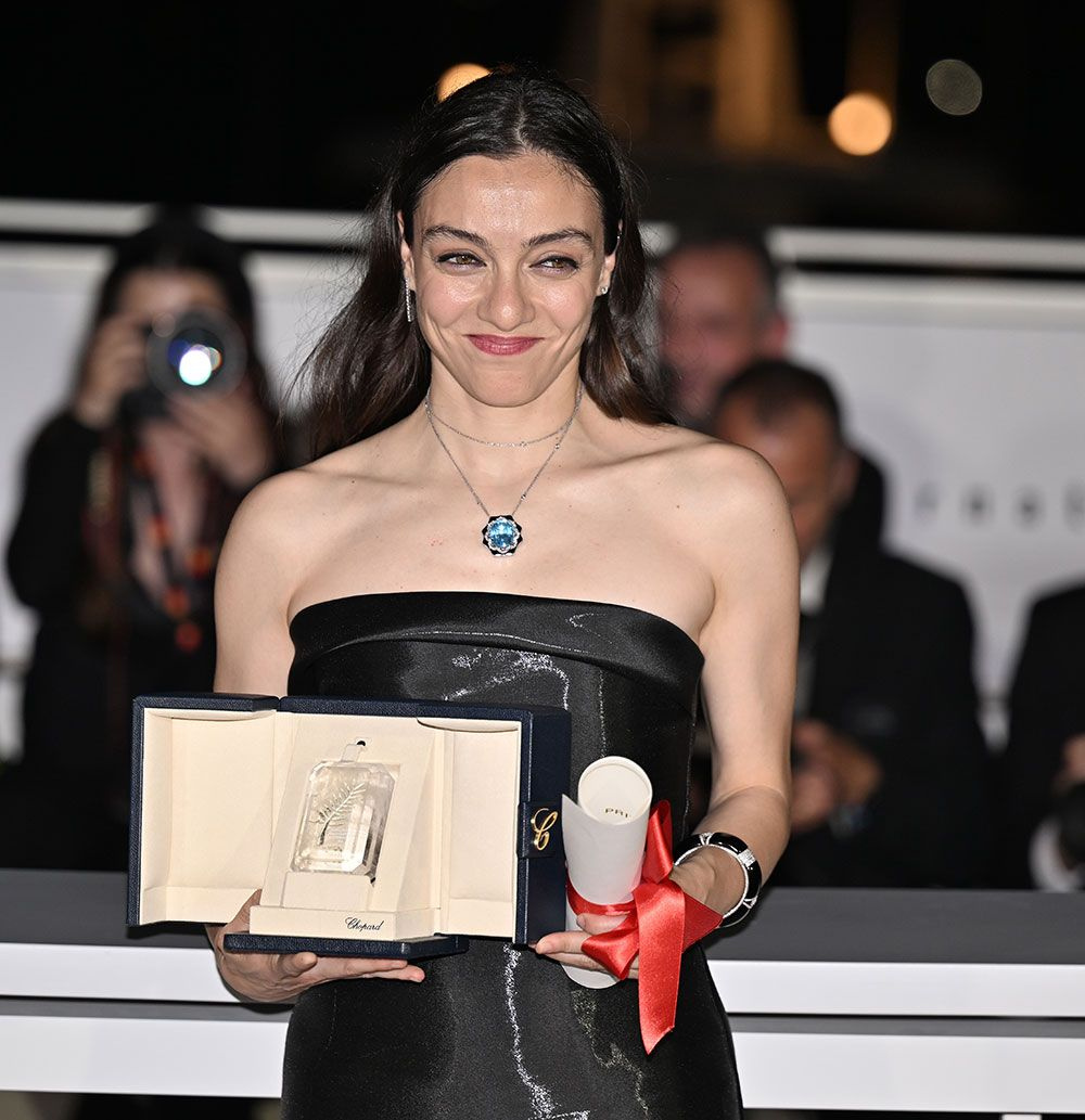 Merve Dizdar Cannes Film Festivali'ne 'En İyi Kadın Oyuncu' ödülü aldı! Merve Dizdar'ın konuşması olay oldu