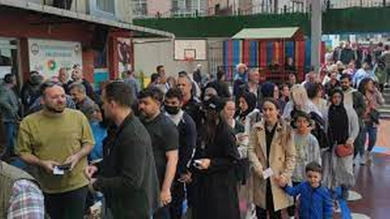 İstanbul'da erken saatlerde okullara gelen seçmenler yoğunluk oluşturdu