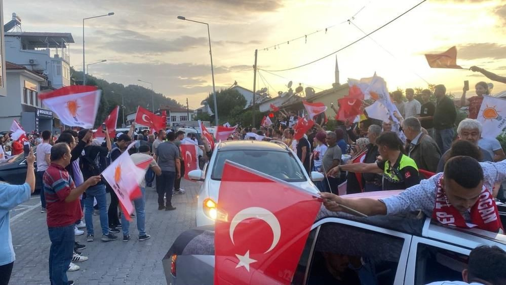 AK Partili seçmen sokağa döküldü: Erdoğan'ın seçim zaferi yurt genelinde kutlanıyor! Renkli görüntüler...